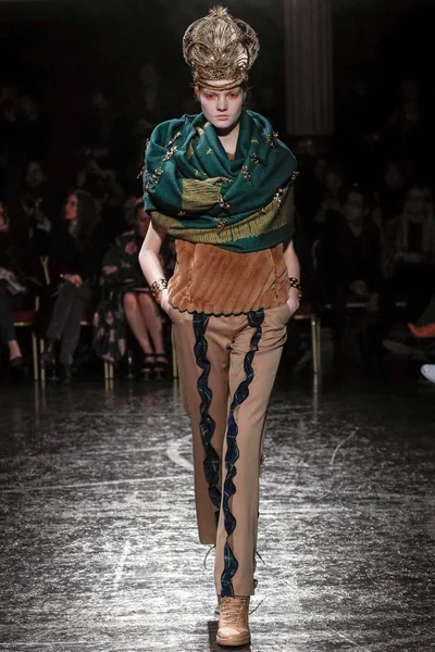 Look 3